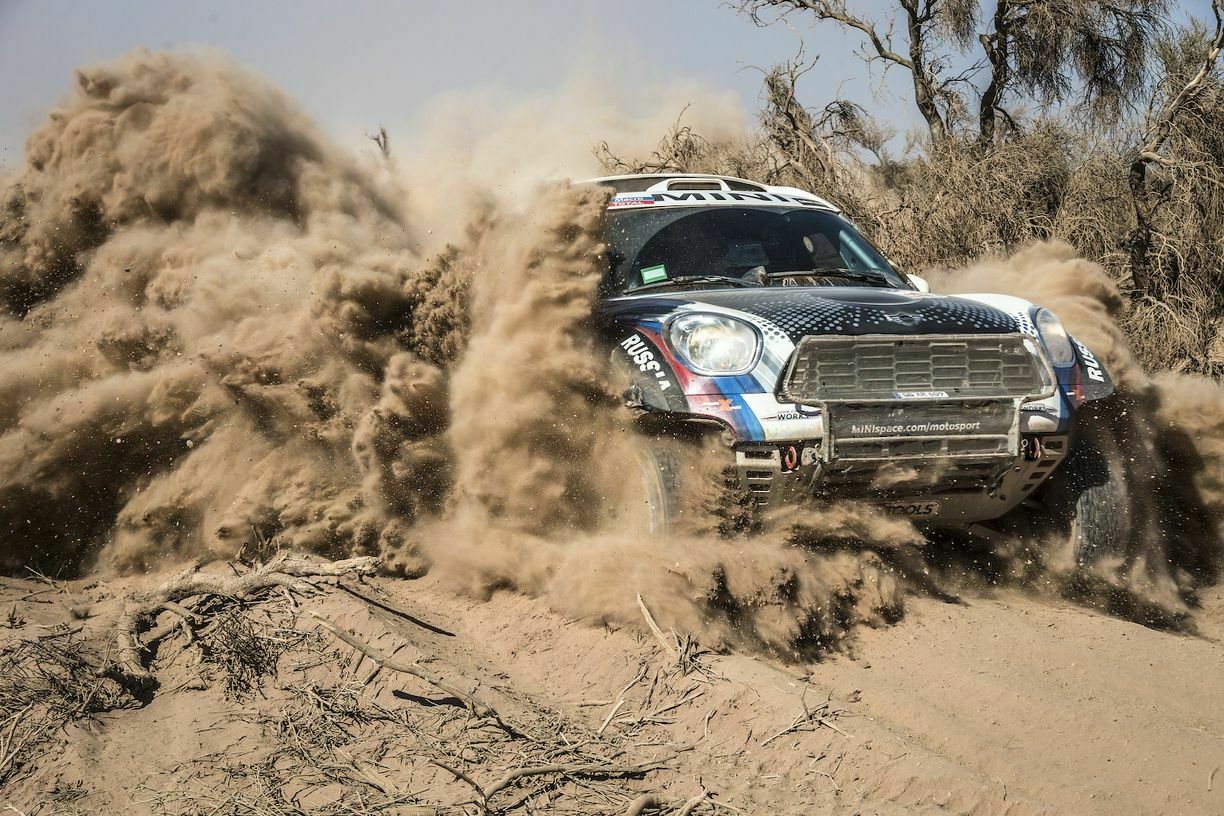 Ein Mini wühlt sich durch den Sand - am Steuer sitzt X-Raid-Fahrer Vladimir Vasilyev