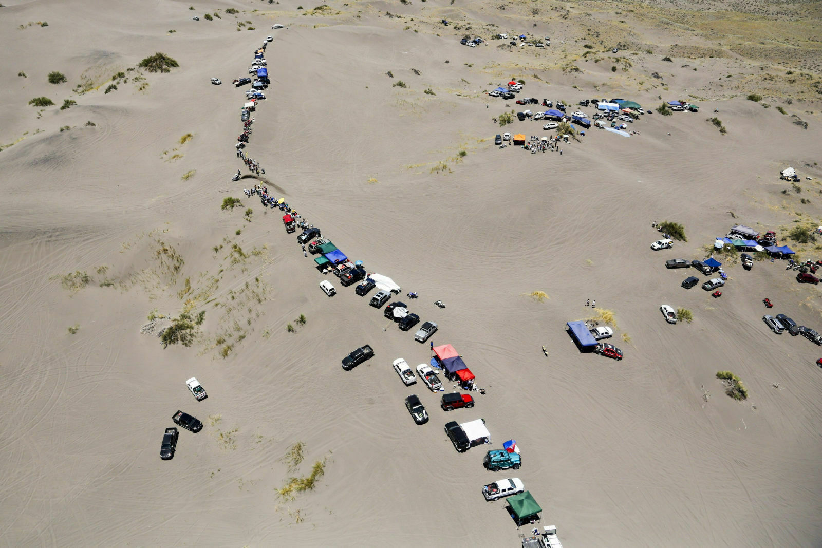 Bei der zweiten Etappe der Rallye Dakar 2014 stehen die Zuschauer in der Wüste und warten auf die Fahrer