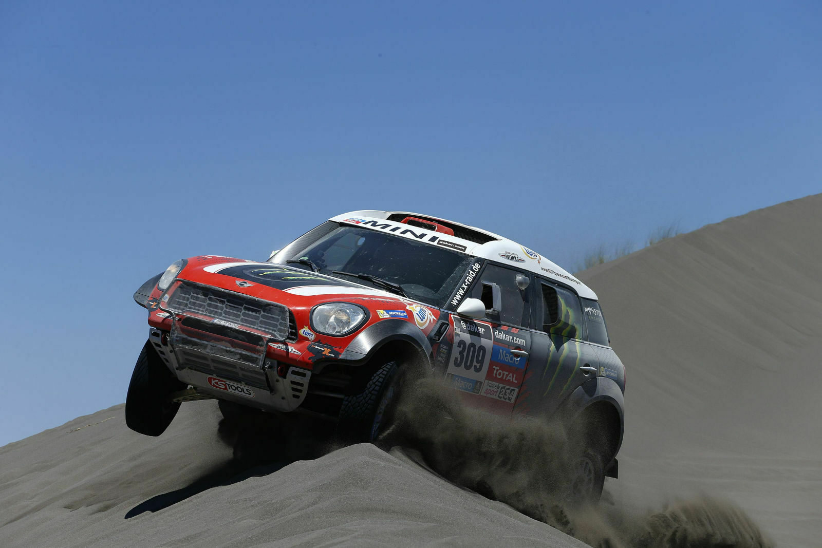 Das deutsche X-Raid-Team geht in diesem Jahr mit zwölf Mini All4 Racing an den Start - und mit einer Reihe von hochklassigen Rallye-Fahrern wie dem Polen Krzysztof Holowczyc