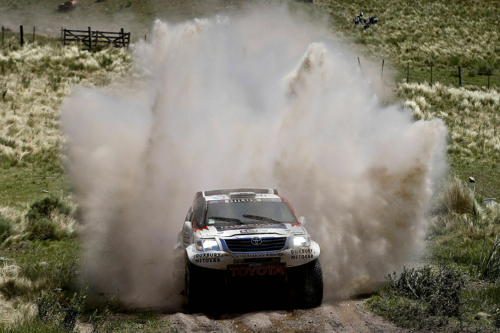 Toyota-Fahrer Giniel de Villiers aus Südafrika mit seinem deutschen Co-Piloten Dirk von Zitzewitz auf der ersten Etappe der Dakar 2014