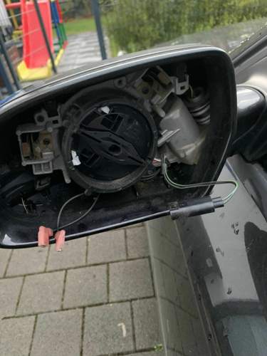 Rechts das nun lose Kabel