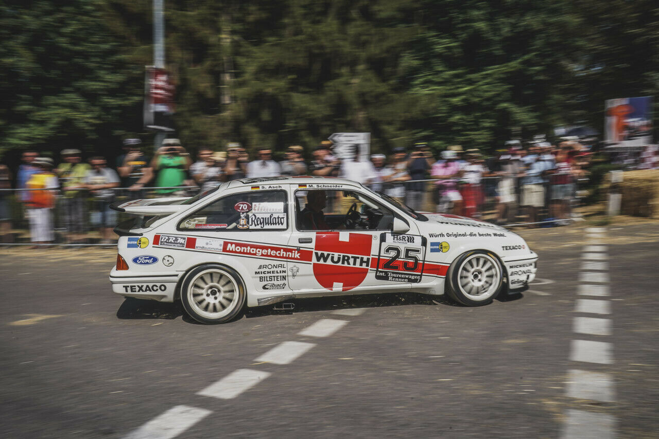 Der weiße Sierra SR Coswort 500 von Asch und Schneider beim DTM-Demolauf