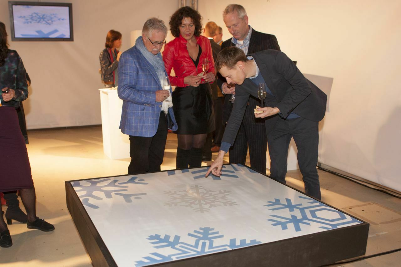 Daan Roosegaarde erläutert sein Konzept auf einer Designmesse