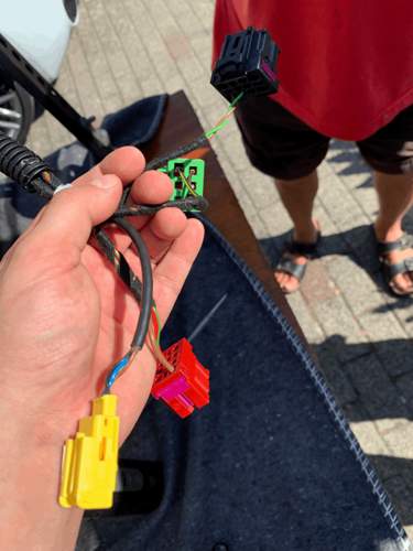 Stecker des ausgebauten Sportsitzes