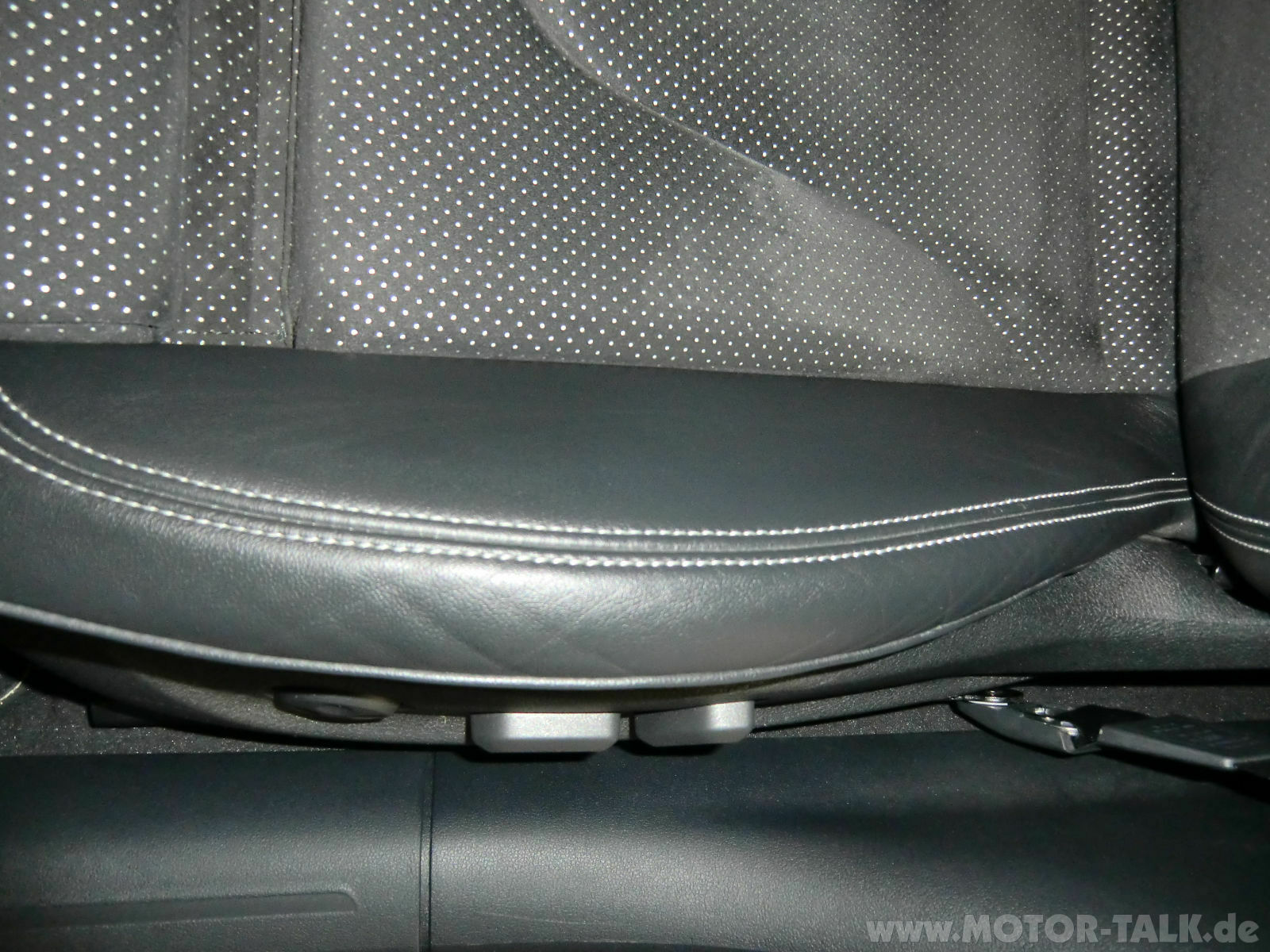 Sportsitze Leder/Alcantara lösen sich auf