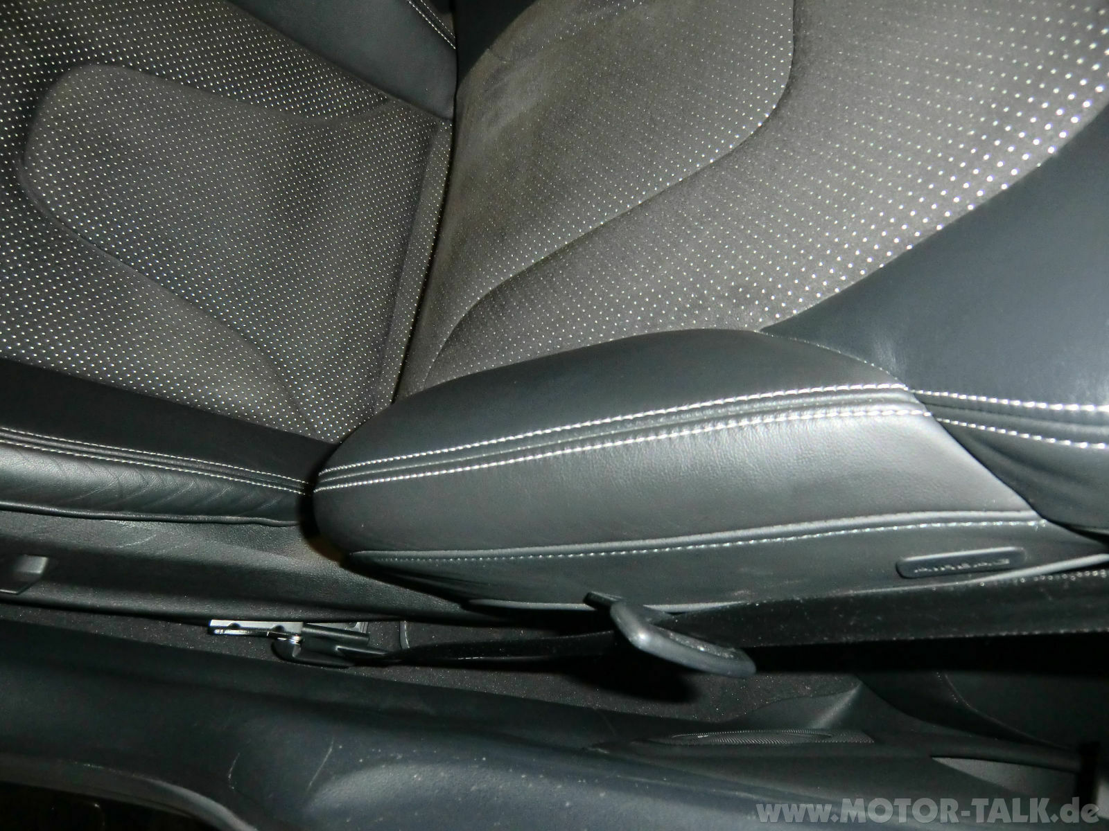 Sportsitze Leder/Alcantara lösen sich auf