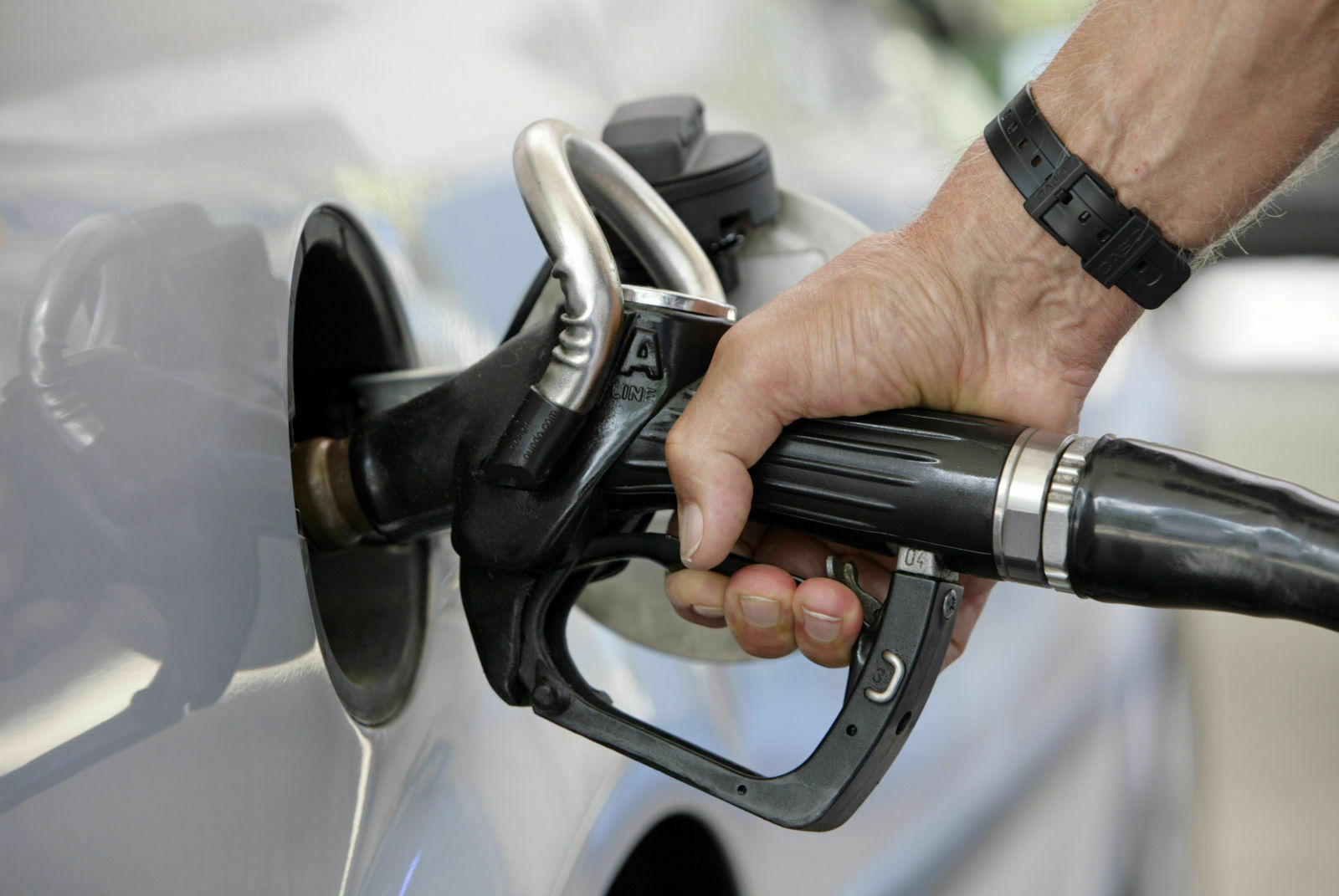 Im Bundesweiten Durchschnitt, fallen die Preise für einen Liter um 3 Cent für E10 und 4,4 Cent für Diesel