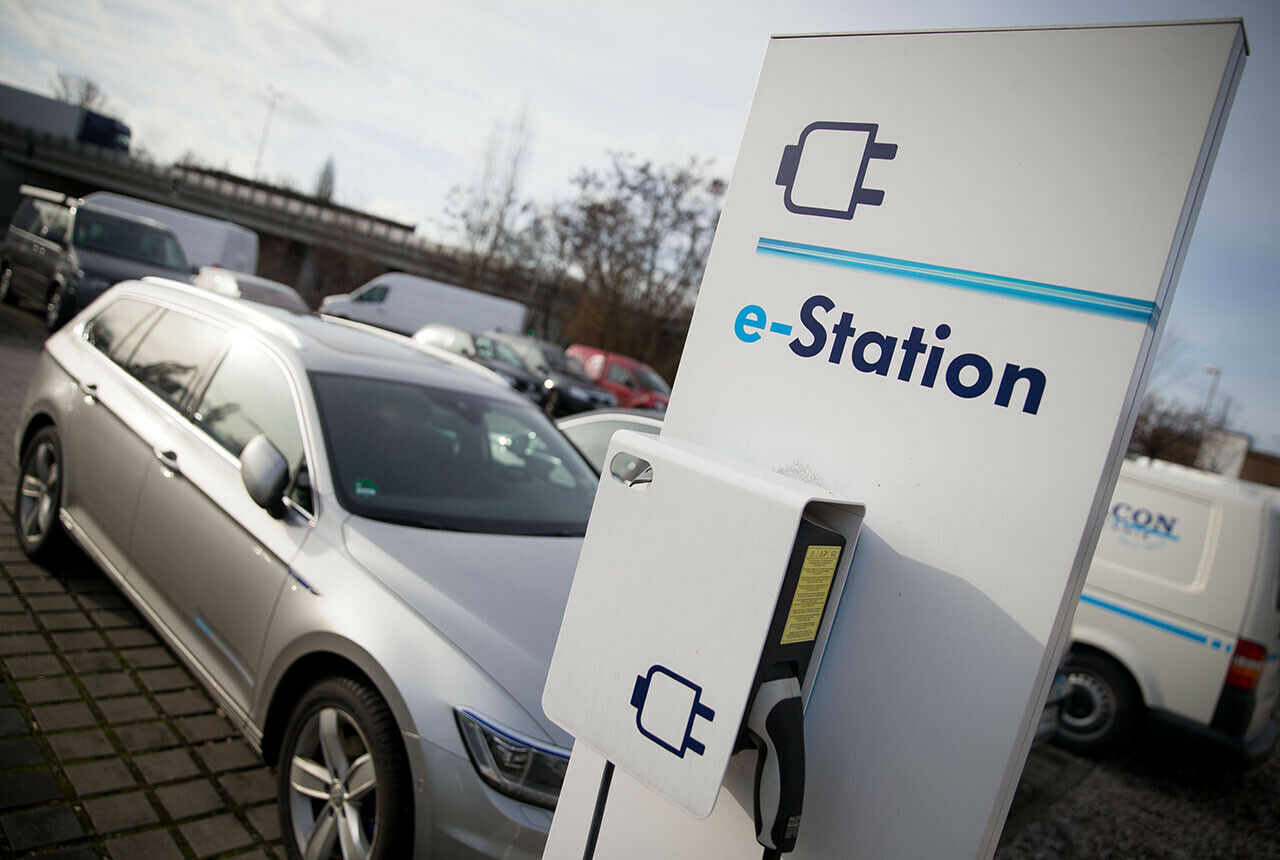 Bis 2020 will die Bundesregierung eine Million E-Autos auf deutschen Straßen haben