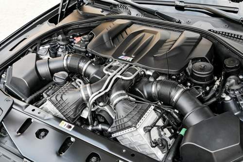 Durch die Fahrweise vieler US-Amerikaner laden die Batterien der N63-Achtzylinder nicht ausreichend. BMW tauscht deshalb die Akkus aus