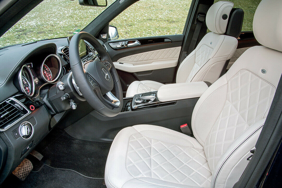 Mercedes GLS - Das Cockpit bietet viel Holz und schickes Leder