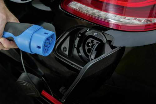 Der Akku des S 500 wird extern geladen. Der Anschluss liegt im hinteren Stoßfänger