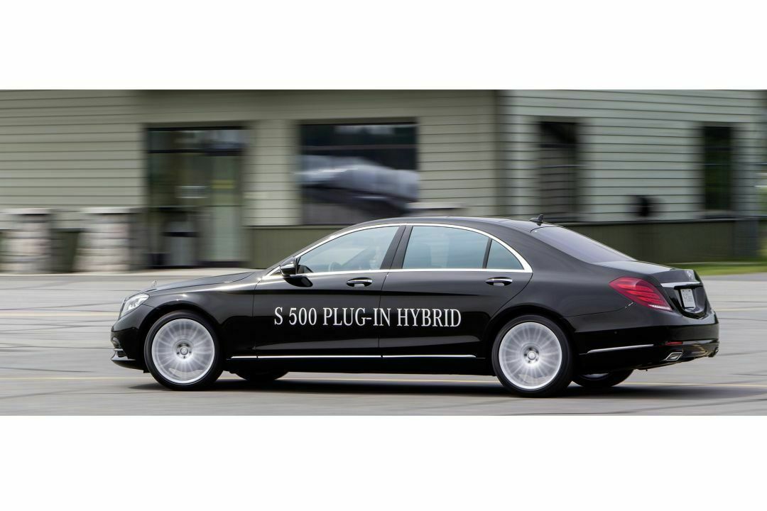 Dank des angeflanschten E-Antriebs und der Möglichkeit, bis zu 30 Kilometer weit rein elektrisch zu fahren, ergibt sich beim neuen S 500 Plug-in-Hybrid ein Normverbrauch von drei Litern