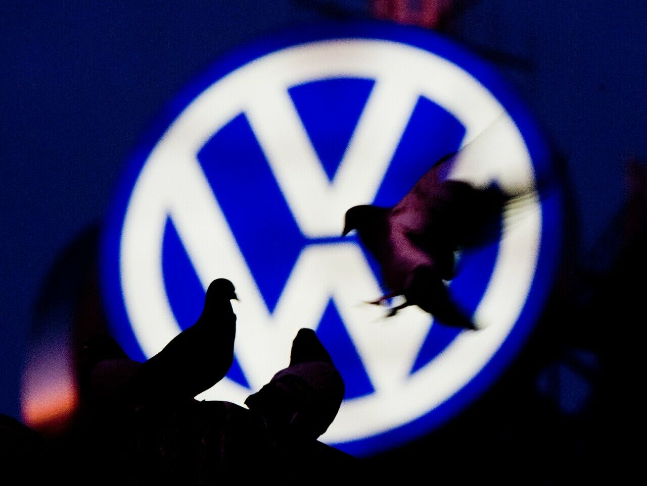 Die Staatsanwaltschaft hat Büros von VW-Managern durchsucht, weil der Verdacht auf Untreue besteht. Es geht um die Bezüge für den Betriebsrat