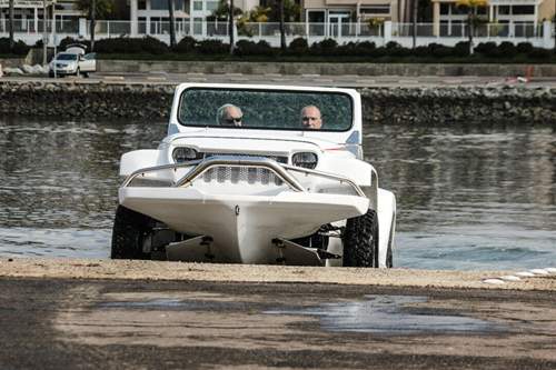 Hier wundert sich der Beifahrer: Der Weg aus dem Wasser wirkt fremd