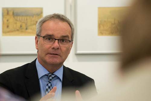 Der Hauptgeschäftsführer des Städtetags Helmut Dedy fordert saubere Dieselmotoren von der Autoindustrie