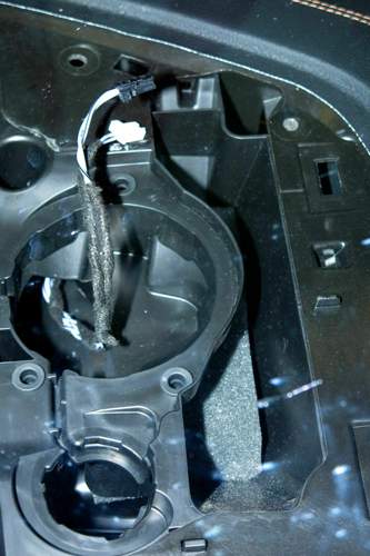 Einbausituation-burmester-centerspeaker-ht-oeffnung-ist-schon-vorbereitet-w213