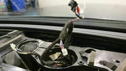 MT-Stecker an MT-Drähten gelötet