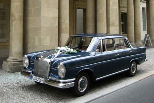 Standesgemäß im Vintage-Mercedes zum Traualtar fahren? Oldtimervermietungen machen das möglich