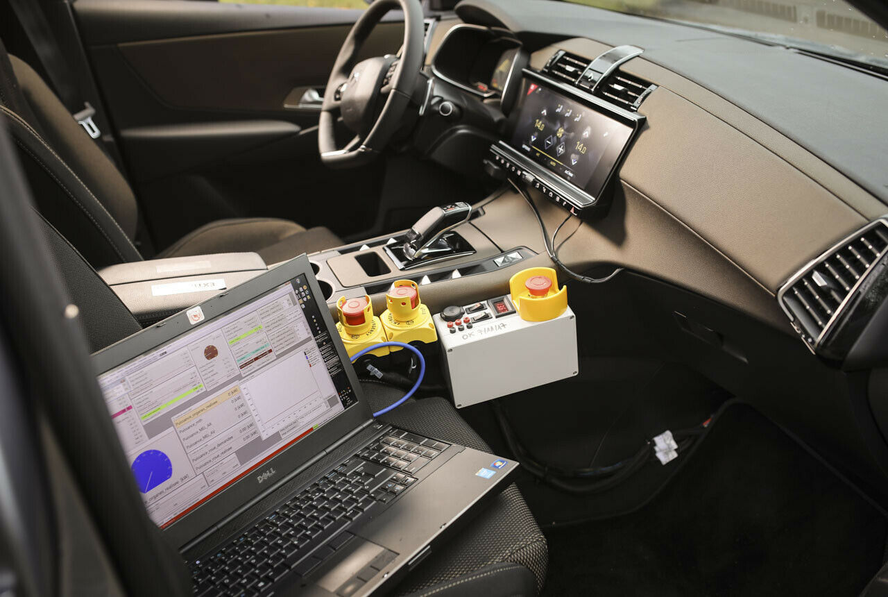 Externer Bordcomputer und dreimal Not-Aus, dafür keine Klimakontrolle: DS 7 Crossback Versuchsträger für Elektroantrieb von innen