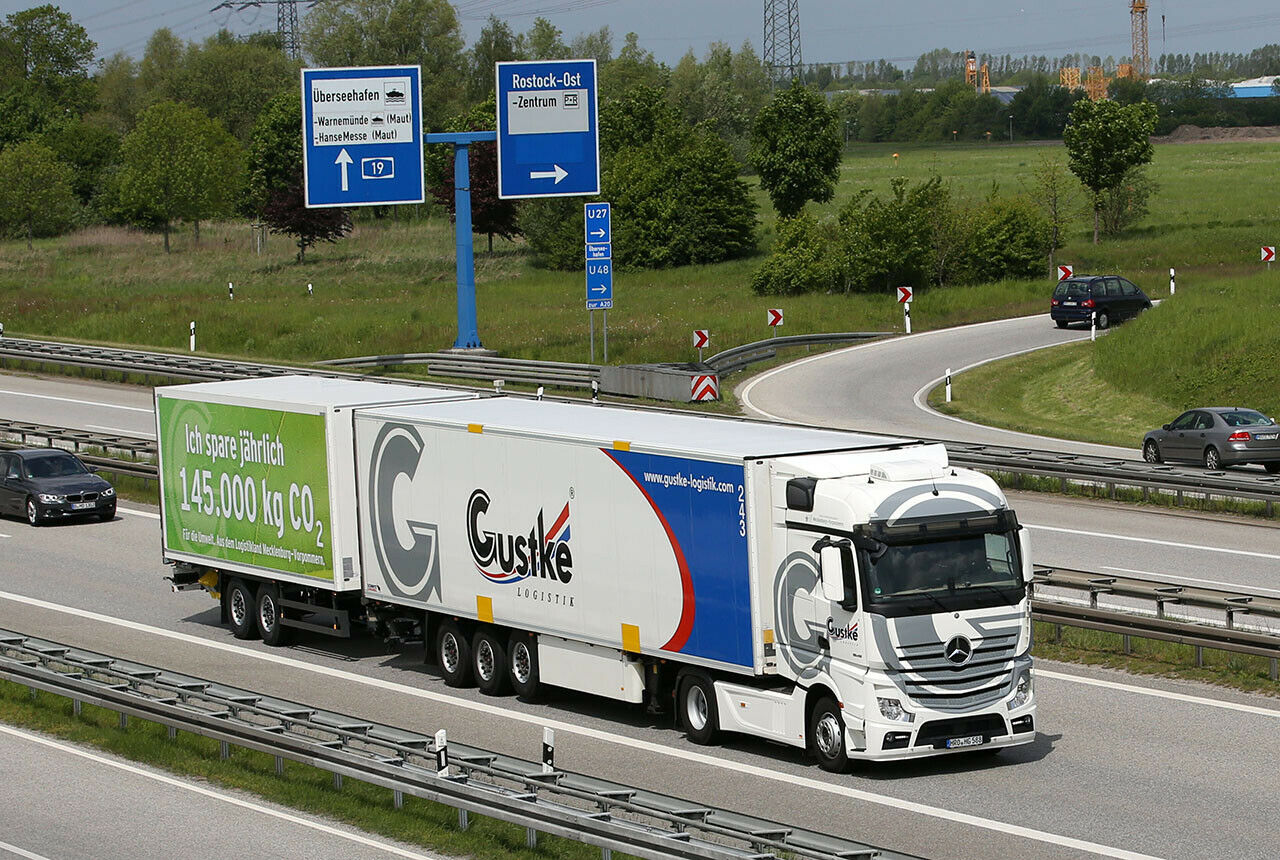 Die Lang-Lkw waren lange umstritten, jetzt sind laut Verkehrsminister Dobrindt alle Zweifel ausgeräumt