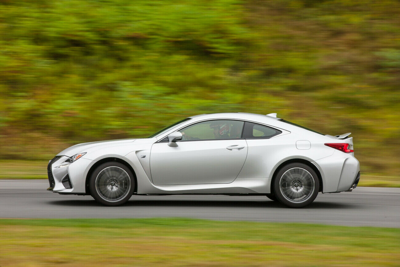Von 0 auf 100 in 4,5 Sekunden und: 270 km/h Spitze. Für einen solchen Topspeed müssen Audi- und BMW-Fahrer vorher um Erlaubnis fragen