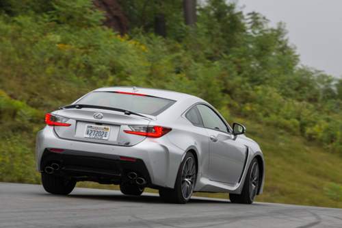 Am Heck wirkt der RC-F noch relativ brav, die Front ist deutlich markanter