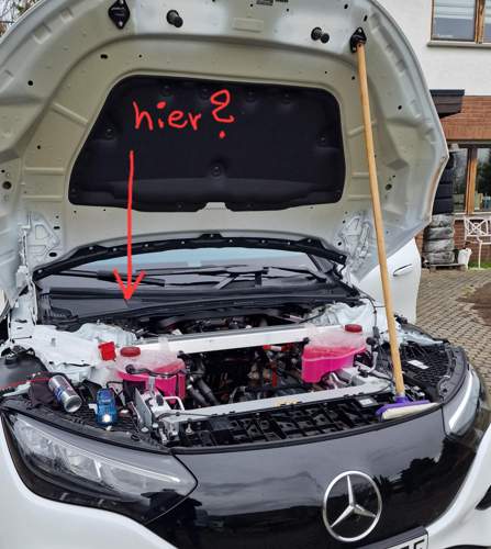 Schrubber als Motorhaubenhalter