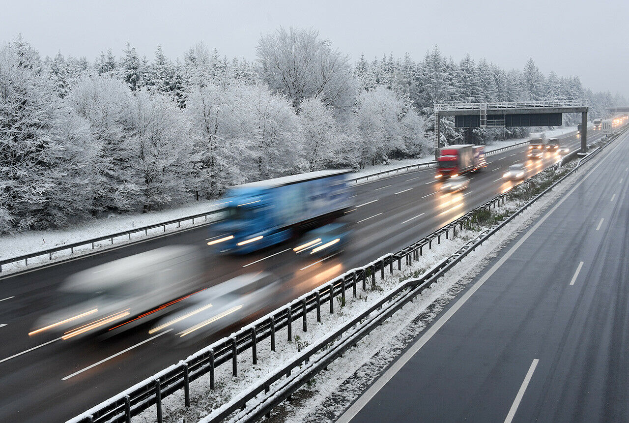 So staufrei wird der Verkehr zu Beginn der Weihnachtsfeiertage nicht überall unterwegs sein. Intelligente Tempomaten mit Blick nach hinten könnten den Verkehrsfluss optimieren.