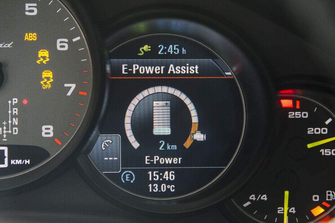 Eine Anzeige im Cockpit informiert über die Leistungsreserven des E-Motors