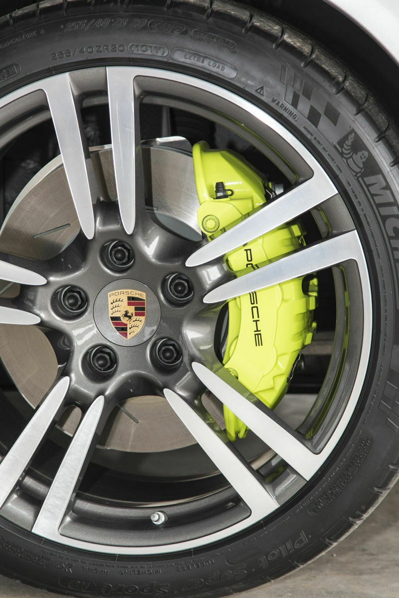 Schönes Detail: Die Bremssättel des Porsche Panamera S E-Hybrid sind grün lackiert.
