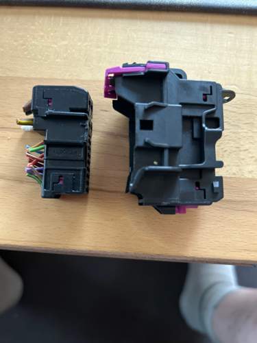 Stecker links Buchse rechts.jpg
