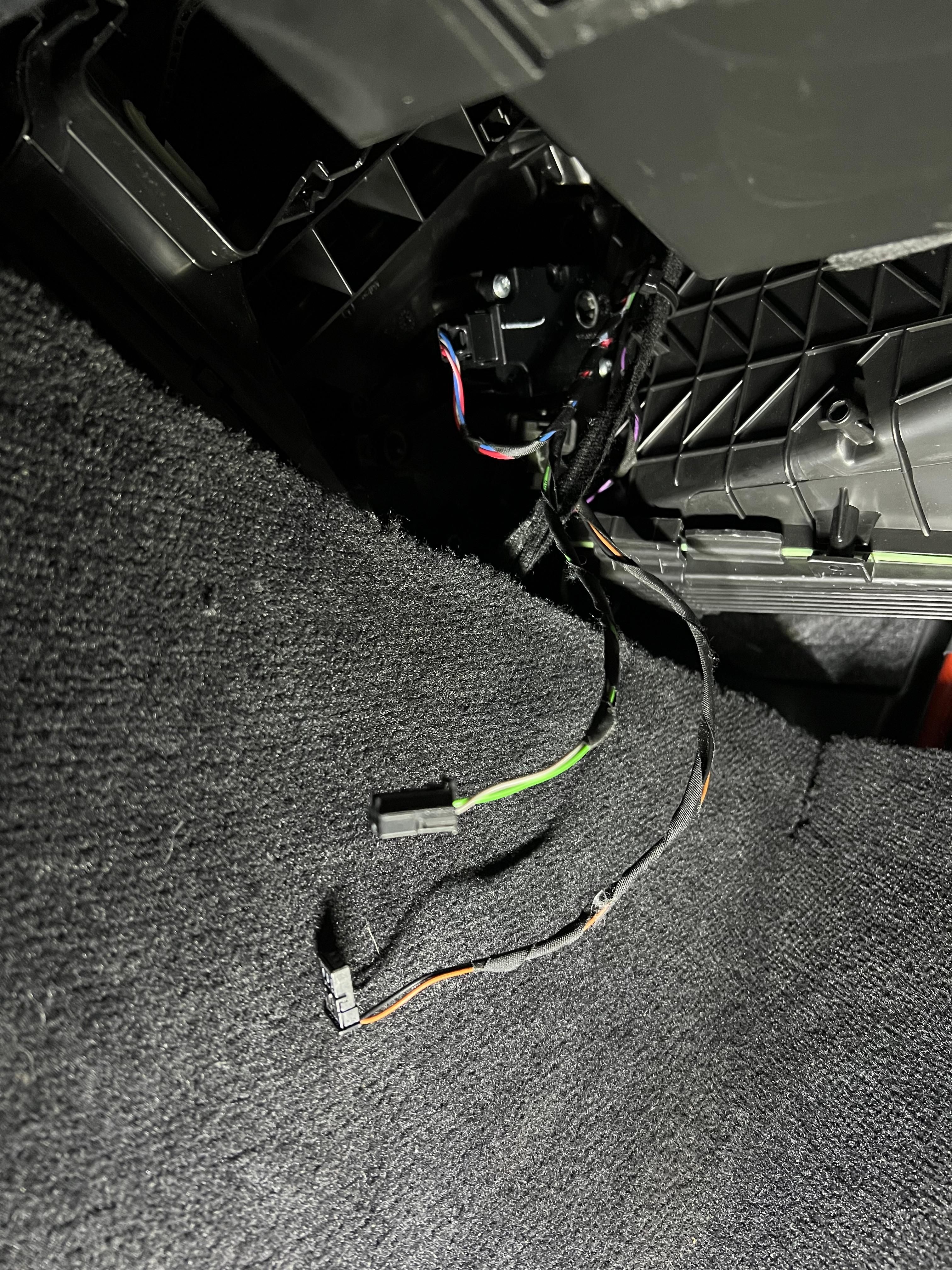 Stecker unter dem Handschuhfach sucht Gegenstück