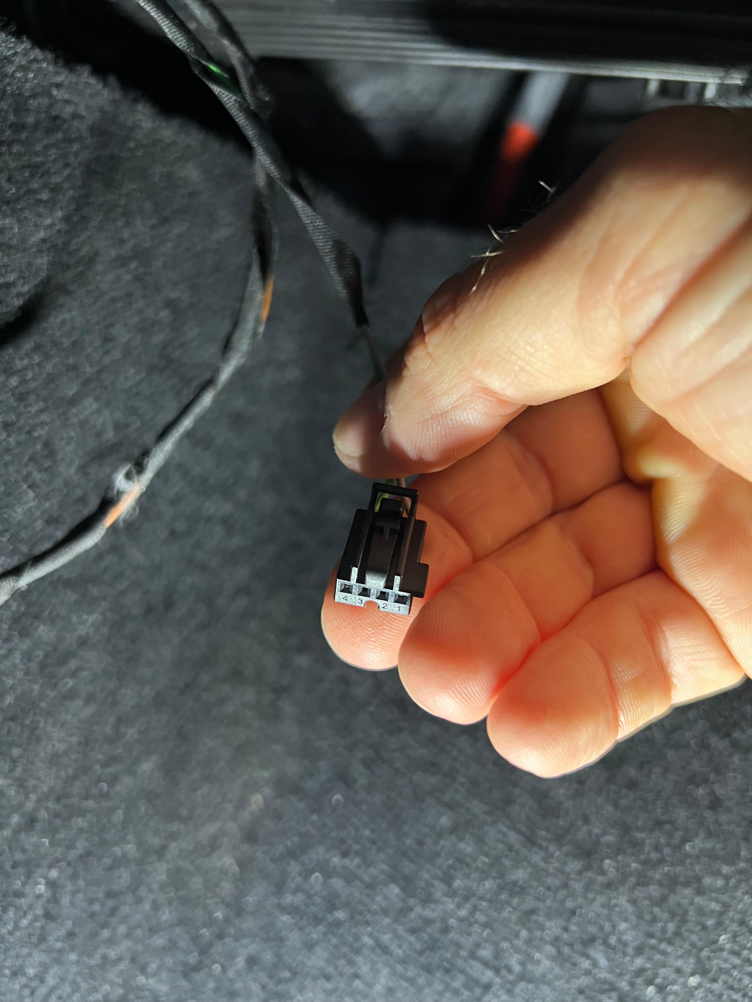 Stecker unter dem Handschuhfach sucht Gegenstück