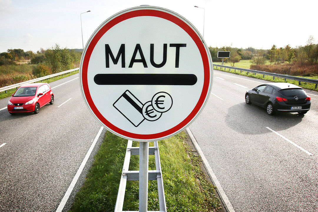 Wie die "Süddeutsche Zeitung" berichtet, werden bei einer Erhöhung der Pkw-Maut auch deutsche Autofahrer zahlen müssen