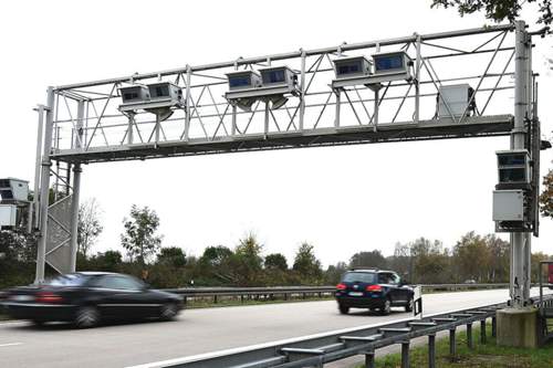 Die EU erlaubt keine Verknüpfung von Kfz-Steuer und Maut, deswegen wurde der Gesetzentwurf entsprechend geändert