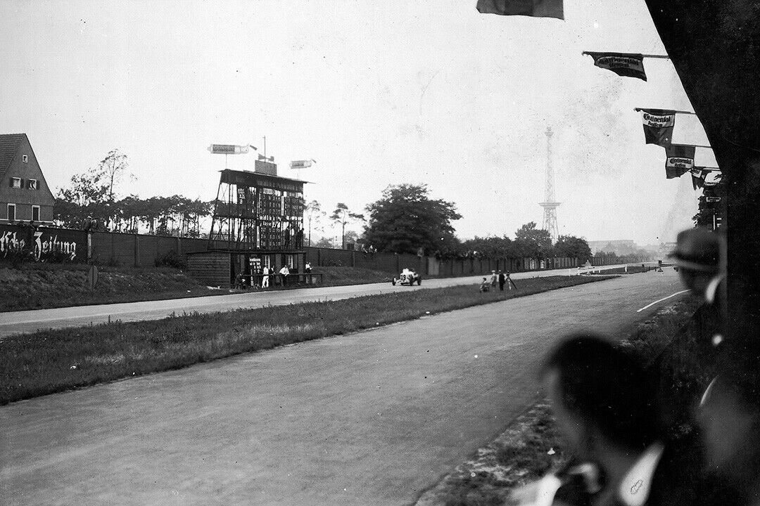 Die Avus mit dem Funkturm im Hintergrund