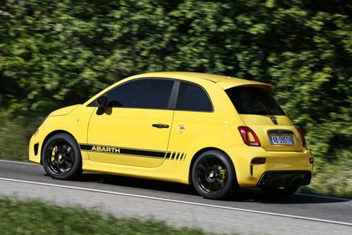 Dicke Backen, die Heckschürze mit vierflutiger Auspuffanlage und der Abarth-Schriftzug weisen den 595 Competizione aus