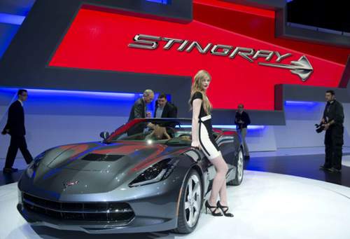 Schickes Cabrio mit schicker Begleitung auf der Genfer Messe. Hier debütiert das Stingray-Cabrio.