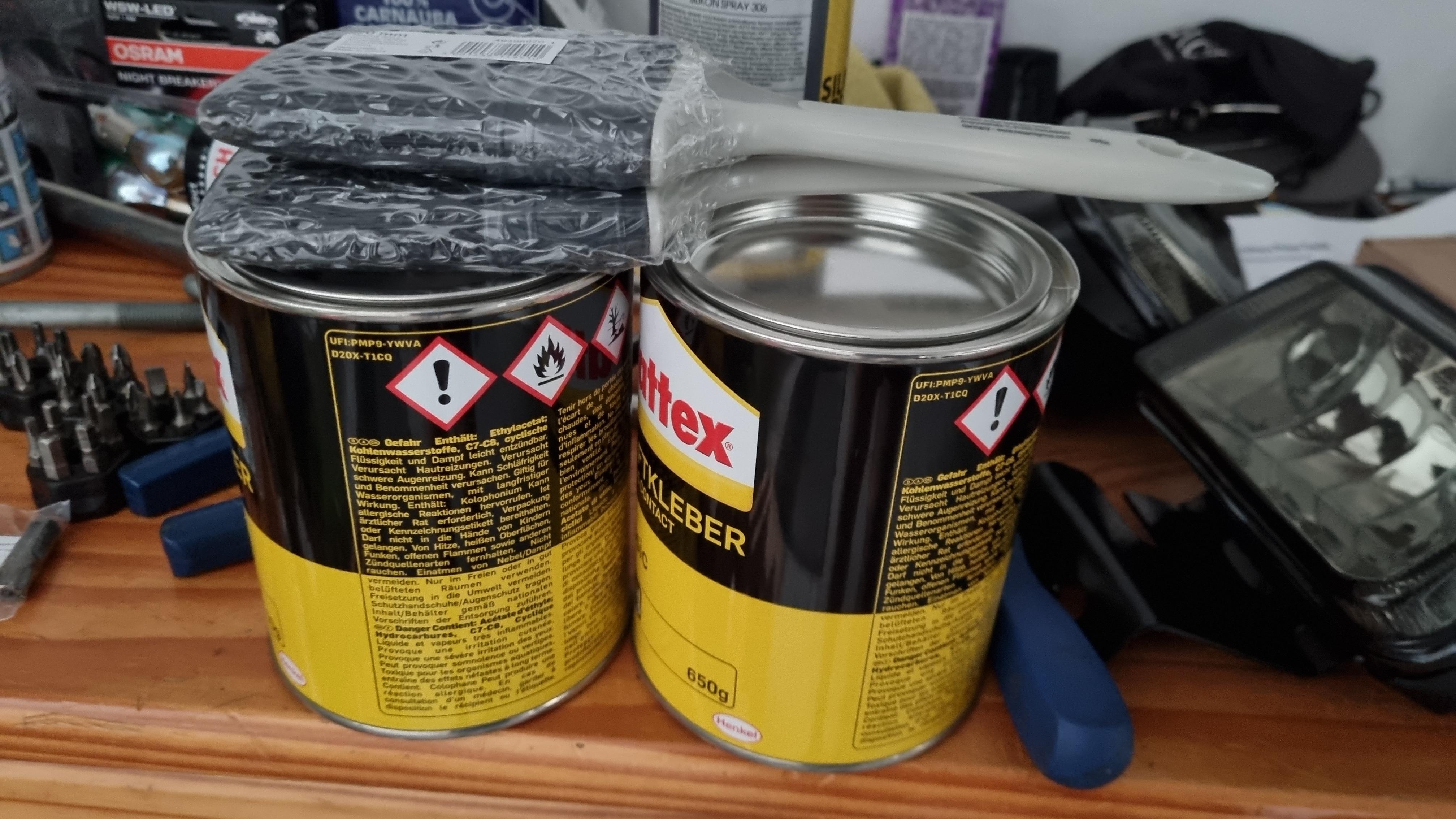 Stoff löst sich Himmel und Türverkleidung