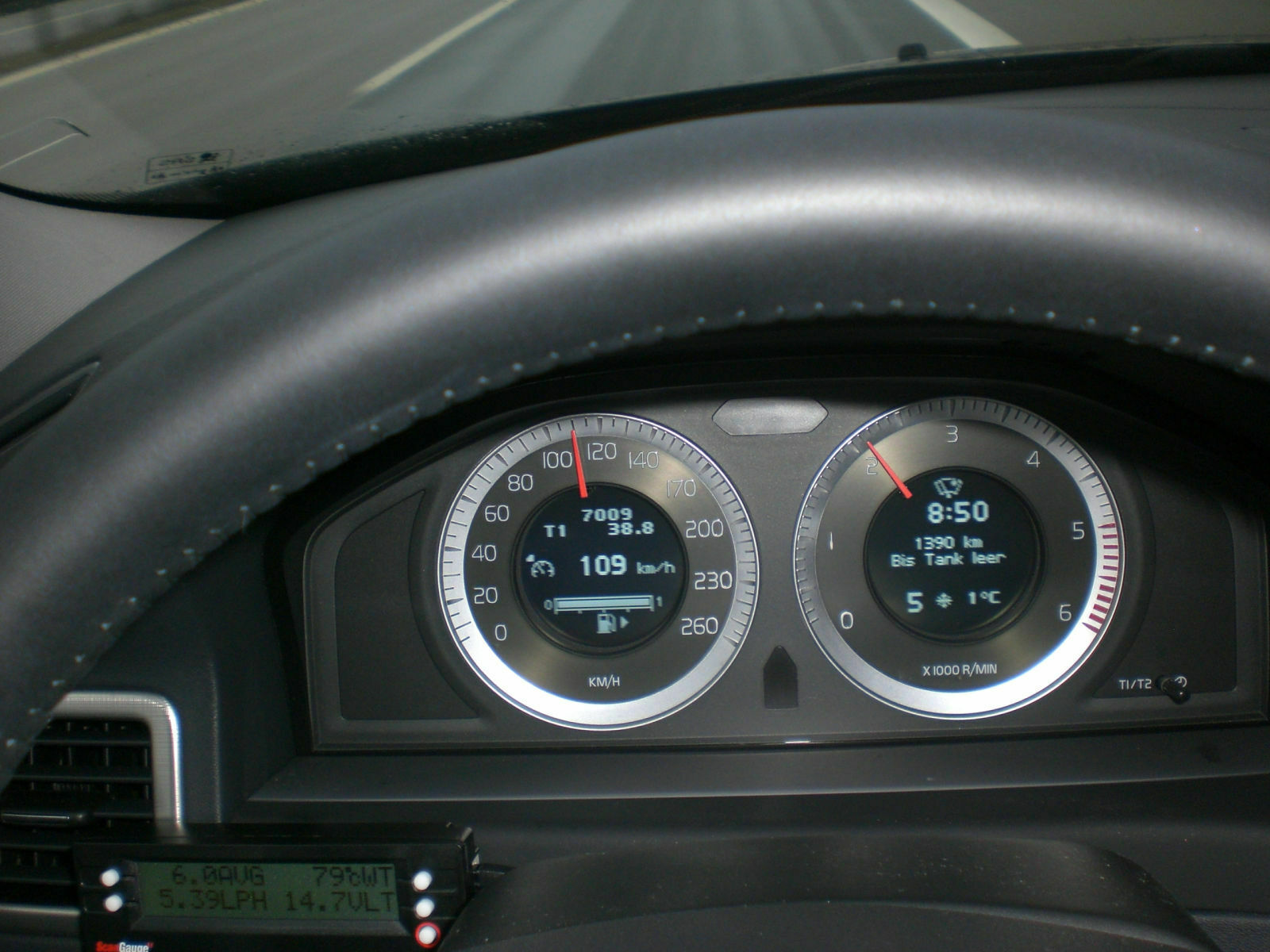 Stolzer Besitzer eines Volvo S 80 II Summum D5