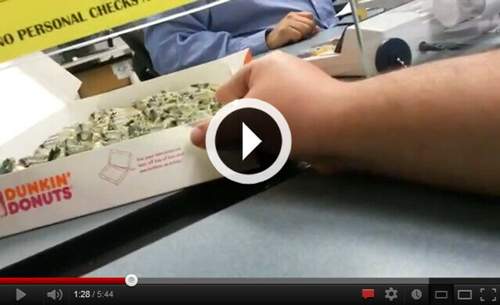137 Origami-Dollar in einer Donut Box