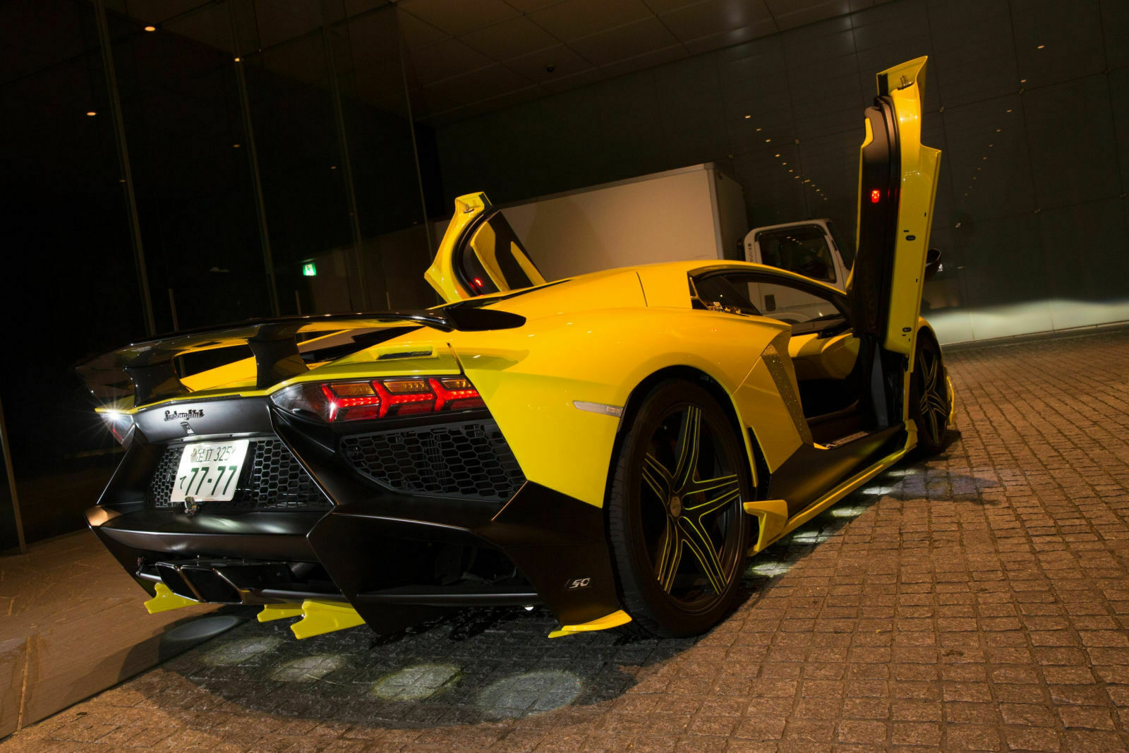 Als wäre ein Lamborghini Aventador nicht schon auffällig genug: Dieses Exemplar wurde mit LED-Spots und goldenen Zierleisten verschönert