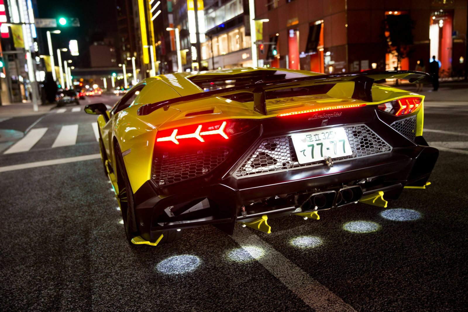 Wenn Shinichi Morohoshi mit 6.000 Touren im ersten Gang durch Tokio brettert, dann schlagen Flammen aus den Endrohren des Aventadors