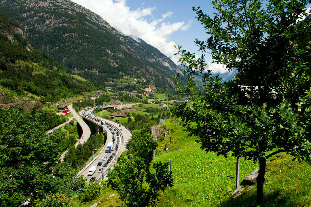 Volle Autobahn A2 am Gotthard - die beliebte Alternativroute über den St.Gotthardpass fällt für mehrere Wochen wegen Felsschlag aus