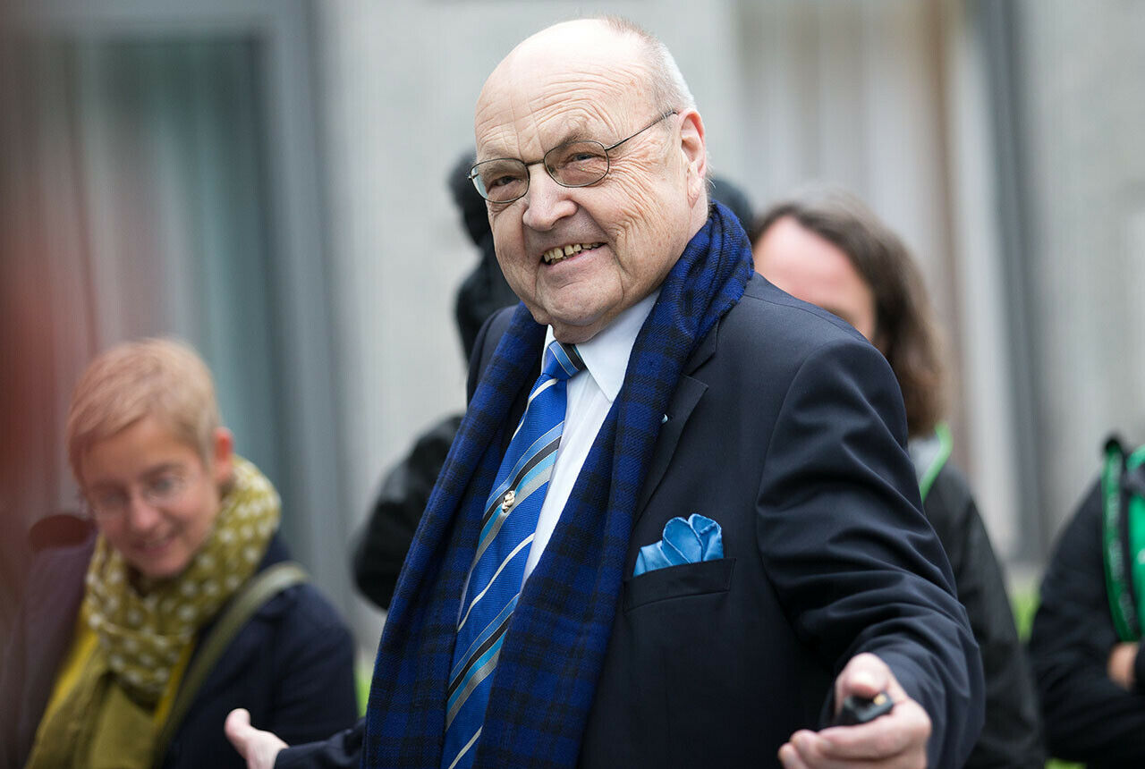 Nach Strauß' Tod kümmerte sich CSU-Mitglied und "Bayerkurier"-Chefredakteur Wilfried Scharnagl um den 3er BMW