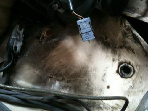 W124-taxi-b-unterm-wischwasserbehaelter-75