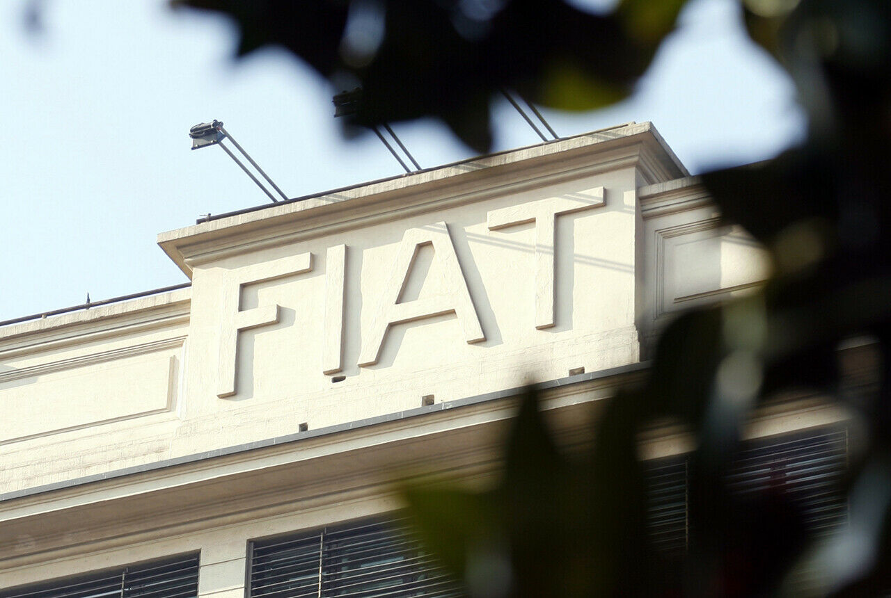 Einige Mitarbeiter und die Gewerkschaft USB monierten, das Geld für Ablöse hätte in die Schaffung von Arbeitsplätzen investiert werden können. Fiat ist zur Saison 2012/13 als Hauptsponsor bei Juventus Turin eingestiegen.