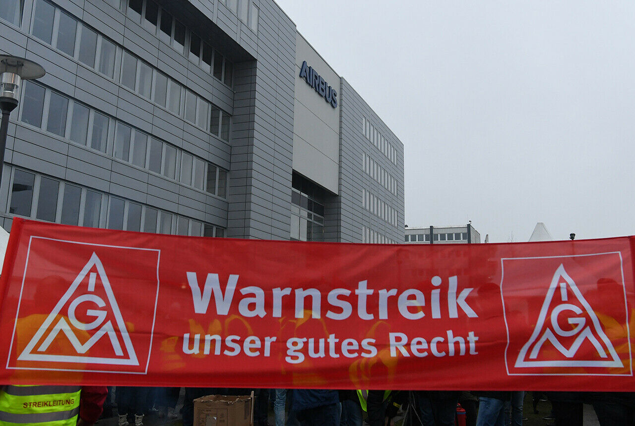 Die IG-Metall organisiert einen 24-Stündigen Warnstreik in verschiedenen Unternehmen der Metall- und Elektroindustrie. Am stärksten ist aktuell die Automobilindustrie betroffen