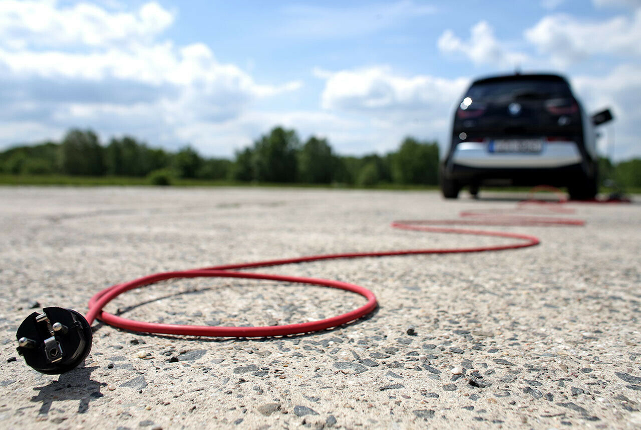 Die EU will den Absatz von Elektroautos fördern. Dafür sind schärfere Abgas-Grenzwerte und Hilfen für Ladesäulen geplant