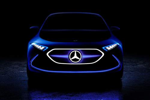 Der Mercedes EQA nimmt das Black Panel und die blaue Lichtsignatur vom Concept EQ auf